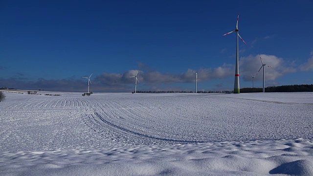 风力涡轮机在冬季景观视频素材