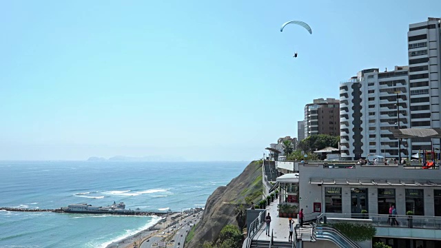 利马米拉弗洛雷斯Larcomar地区的滑翔伞运动视频下载