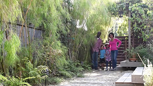 非裔美国家庭在花园里微笑和散步视频素材