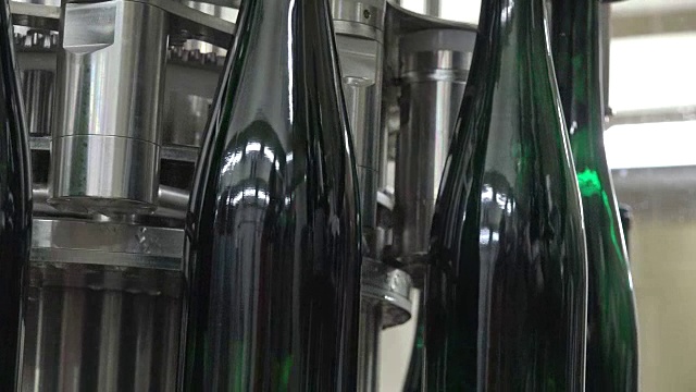 酒厂的现代装瓶生产线视频素材