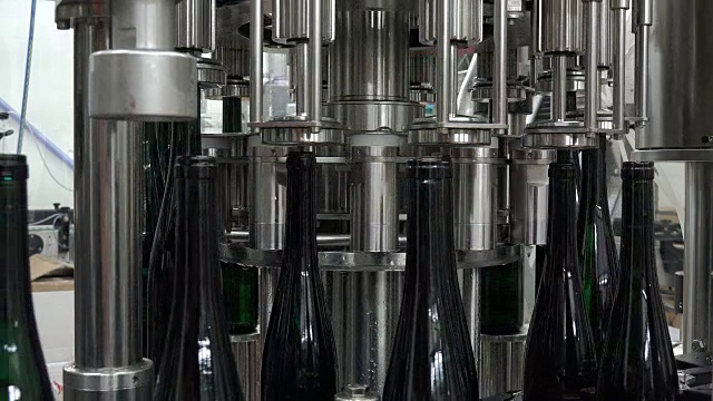 酒厂的现代装瓶生产线视频素材