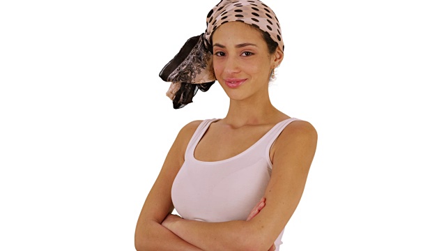 一个西班牙女孩戴着头巾在白色背景上拍照视频下载