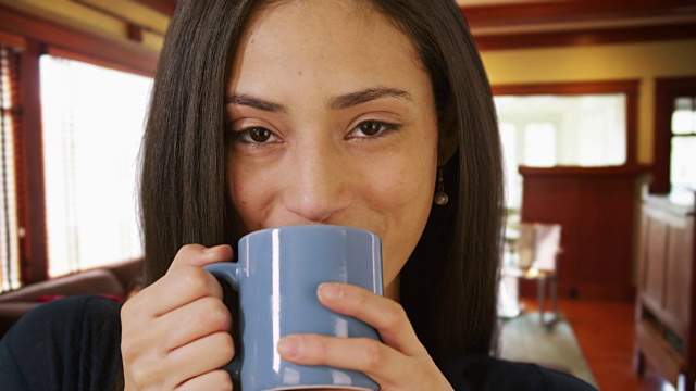 一个西班牙女人喝咖啡的特写视频素材