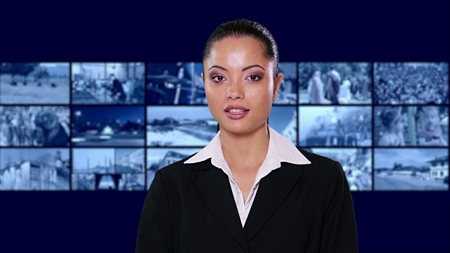 4K女新闻播音员，黑色套装，绿色背景视频素材