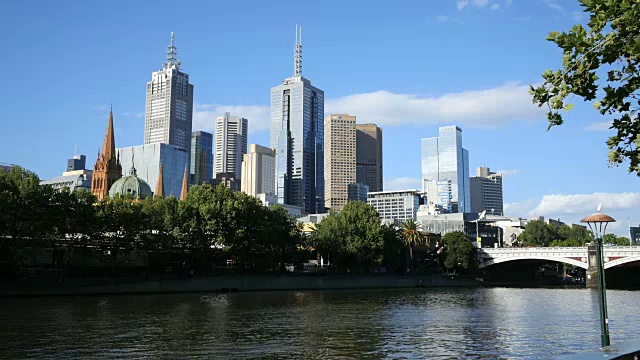 澳大利亚墨尔本亚拉河和城市摩天大楼视频素材