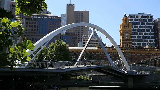 澳大利亚墨尔本步行桥与钟塔超越潘视频下载