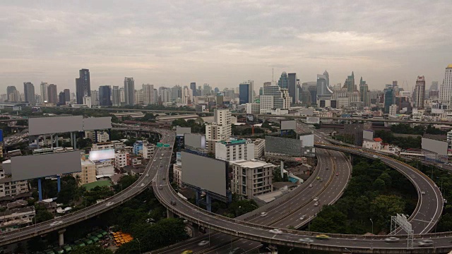 曼谷交通日落从白天到晚上的时间流逝。视频素材