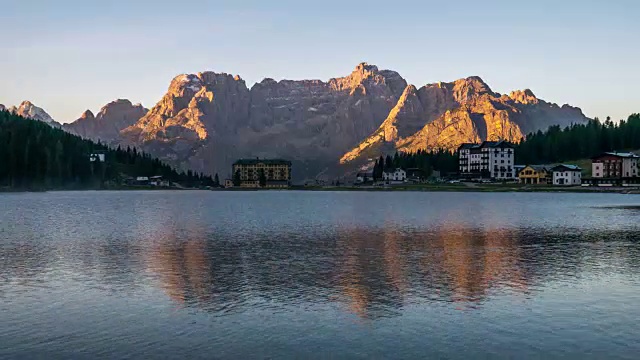 日落在山上和反射湖，米苏里纳湖，南蒂罗尔，意大利，欧洲阿尔卑斯山山视频下载