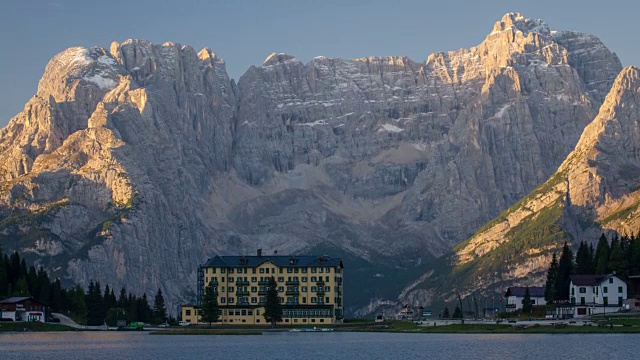 日落在山上和反射湖，米苏里纳湖，南蒂罗尔，意大利，欧洲阿尔卑斯山山视频下载