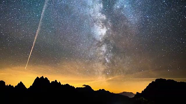 意大利白云岩山上银河的延时摄影视频素材