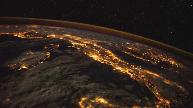 从国际空间站看夜晚的地球:欧洲的灯光(在剪辑中清晰地看到意大利)视频素材