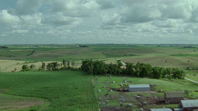 从空中俯瞰乡村与农场和道路/爱荷华州视频素材
