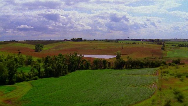 鸟瞰丘陵乡村与池塘/爱荷华州视频素材