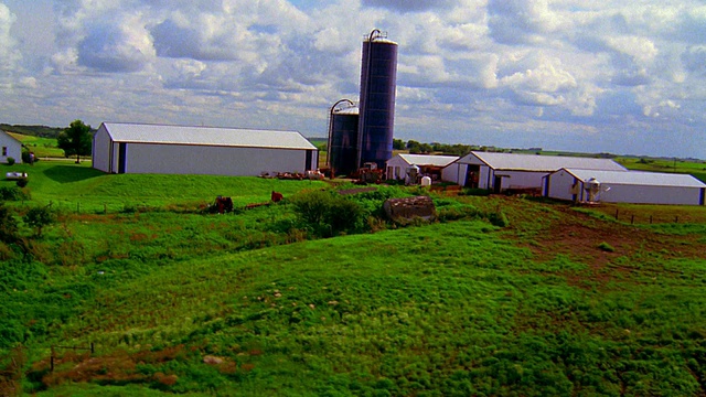 从空中俯瞰农场建筑和筒仓/爱荷华州视频素材