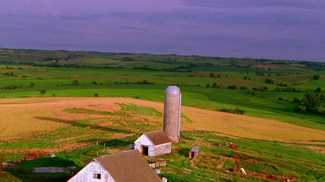 从空中俯瞰爱荷华州带有筒仓的旧农场建筑视频素材