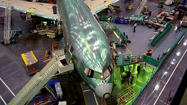 华盛顿西雅图工厂正在建造的高角度宽抛盘飞机视频下载