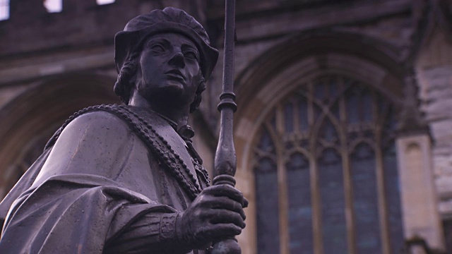 英国伊顿公学亨利六世的雕像上蜘蛛网飞舞。视频下载