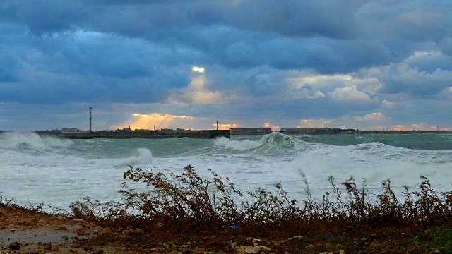 日落时海岸外有暴风雨视频素材
