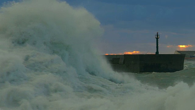 日落时巨浪从港口海岸吹来视频素材