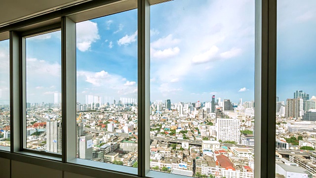 透过办公室的窗户可以看到曼谷的城市和交通景观视频下载