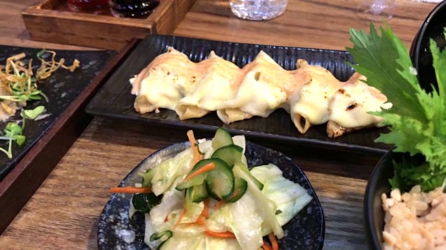 团子三文鱼炒饭，曼谷，泰国。视频下载