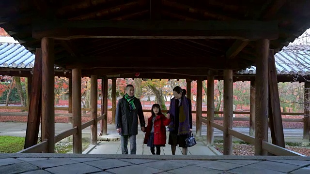 一家人穿过日本寺庙视频素材