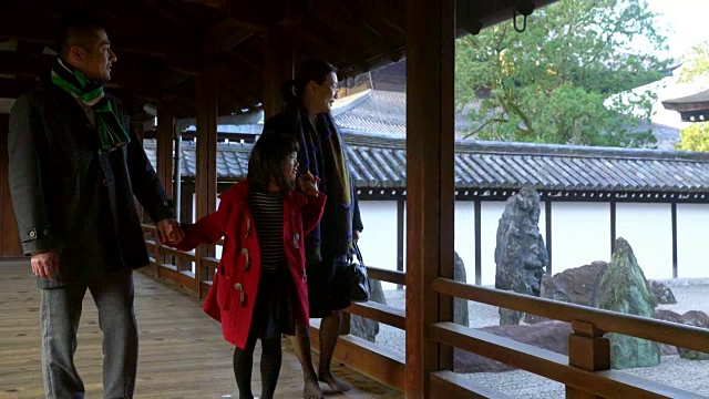 一家人穿过日本寺庙视频素材