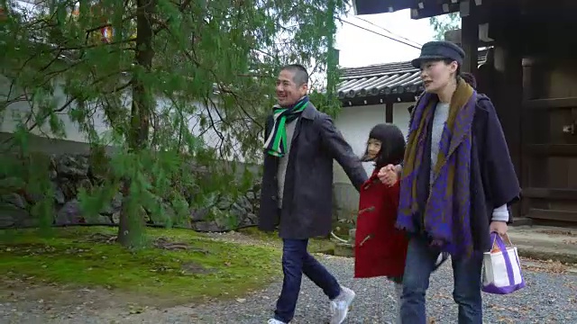 一家人穿过日本寺庙花园视频素材