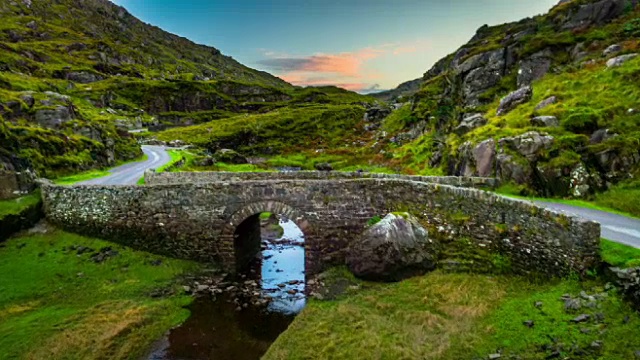 爱尔兰风景与古老的石桥在Gap的Dunloe - Aerial视频素材