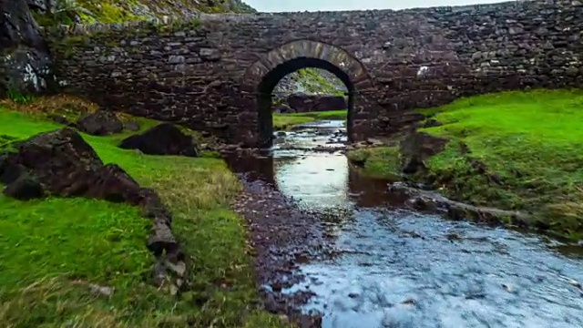 穿越爱尔兰邓洛峡的石桥视频下载
