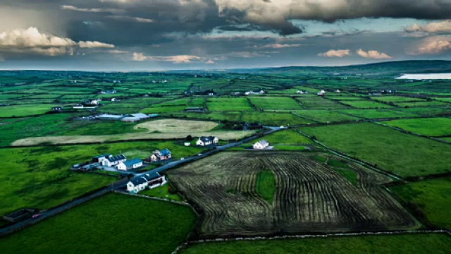 爱尔兰绿色田野的空中拼凑景观视频素材