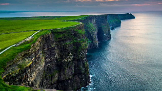 爱尔兰莫赫悬崖的空中鸟瞰图视频素材