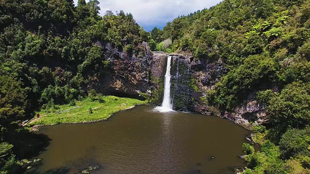 Hunua瀑布的无人机视图。视频素材