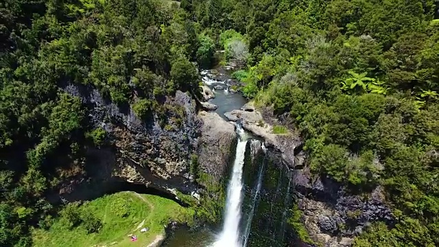 从无人机上俯瞰Hunua瀑布。视频素材