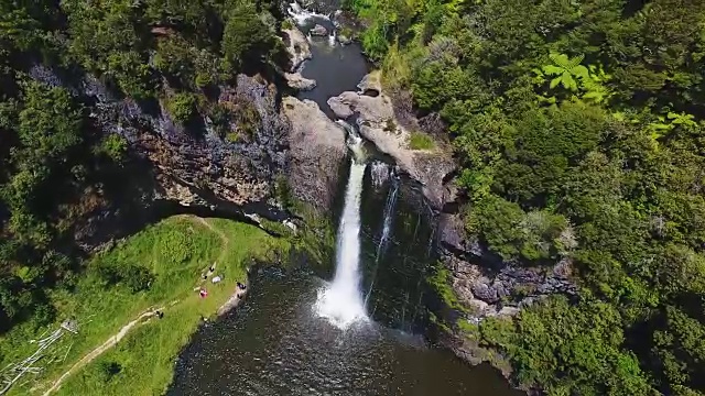 Hunua瀑布的俯视视图。视频素材