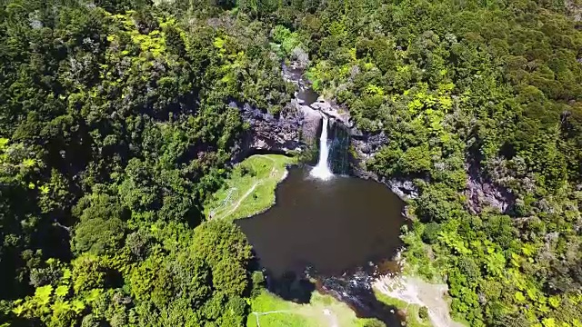 Hunua瀑布鸟瞰图。视频素材