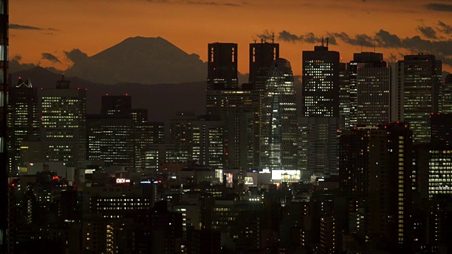 黄昏时分的新宿大厦和富士山视频素材