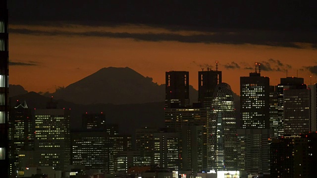 黄昏时分的新宿大厦和富士山视频素材
