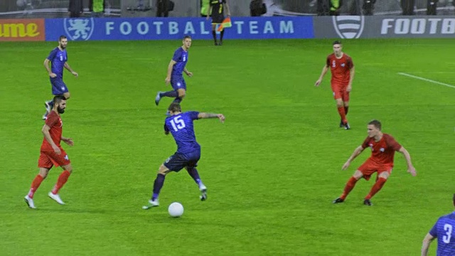 蓝色足球队在比赛中进了一个球视频素材