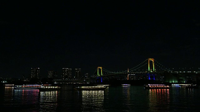 彩虹桥和东京塔在晚上亮起来视频下载