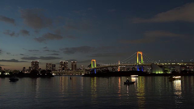 彩虹桥和东京塔在黄昏时分点亮视频下载