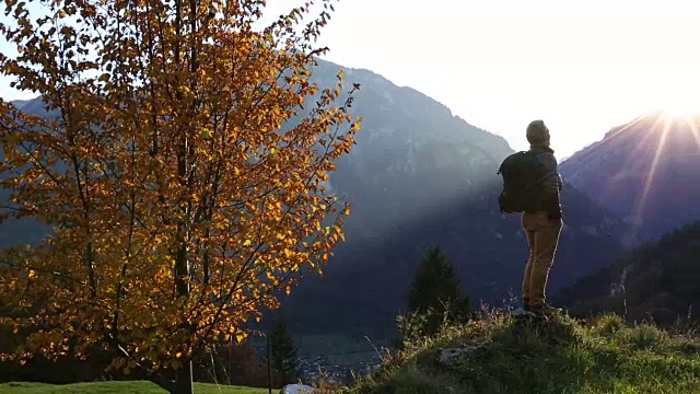 男徒步者走到山顶，看日出视频素材