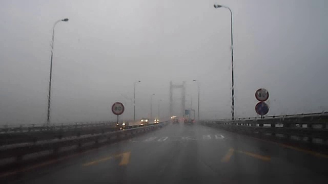 在一个雨天开车穿过兰德桥视频下载
