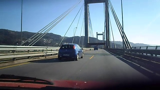 在一个阳光明媚的日子里，开车穿过兰德桥视频下载