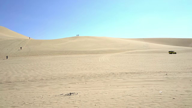 在秘鲁瓦卡奇纳绿洲附近的沙漠上驾驶沙滩马车视频下载