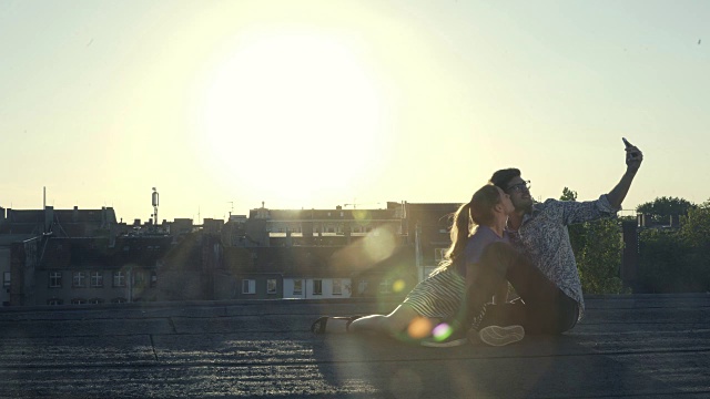一对年轻夫妇在屋顶自拍视频素材