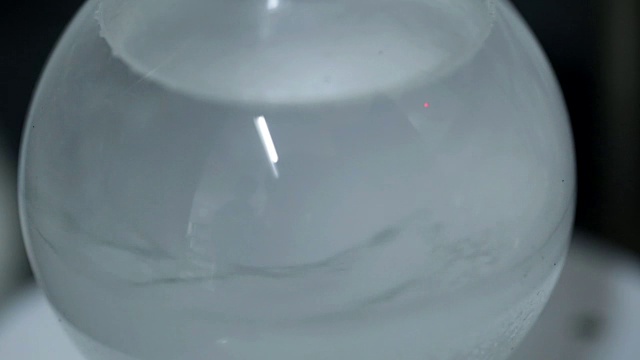 在有机实验室的沸腾反应视频素材