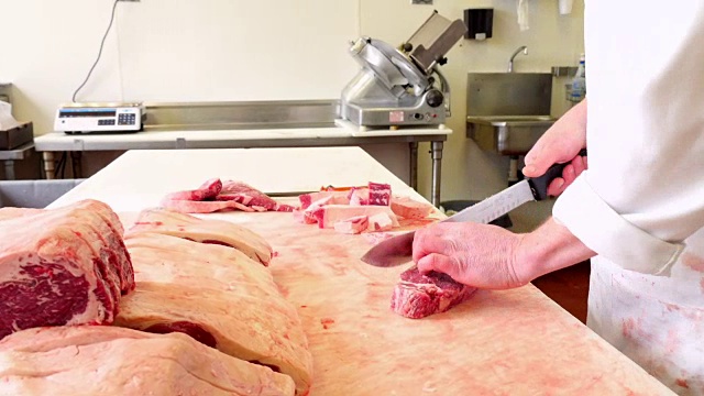 MS肉店老板切割纽约牛排在商店的桌子上包装视频下载