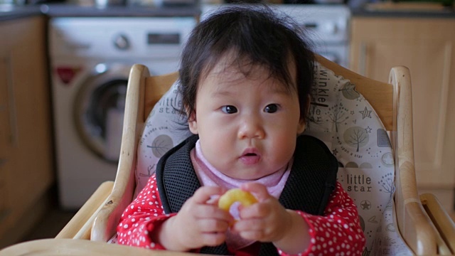 亚洲小女孩第一次吃手抓食物视频素材