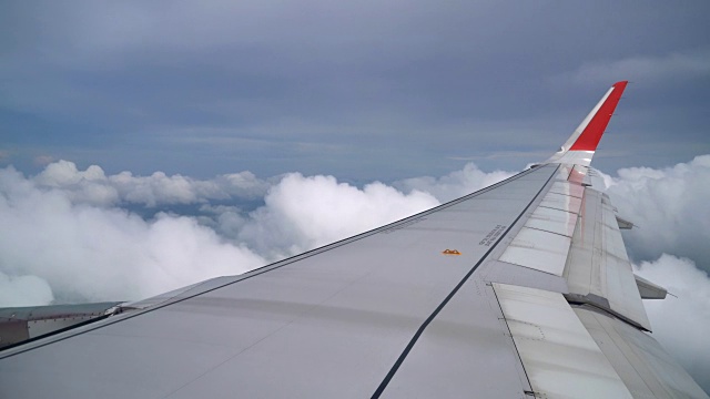 飞机在云和城市上空飞行视频素材
